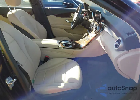 2016 Mercedes-Benz C 300 4Matic z USA, uszkodzony, nr VIN 55SWF4KB7GU104090